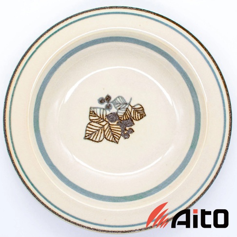 Anyware 美濃燒葉紋復古溫潤主食深盤，盤面為米白色，飾有藍色條紋及棕色葉紋與黑色漿果圖案，邊緣有黑色顆粒裝飾。