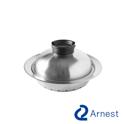 逸品物創不鏽鋼附蓋簡易蒸盤，鍋身與鍋蓋皆為銀色不鏽鋼材質，鍋蓋中央設有黑色提把。蒸盤底部有規則排列的透氣孔。