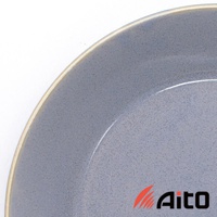 淺灰色陶瓷盤，邊緣帶有米色滾邊，盤面有細微顆粒感。