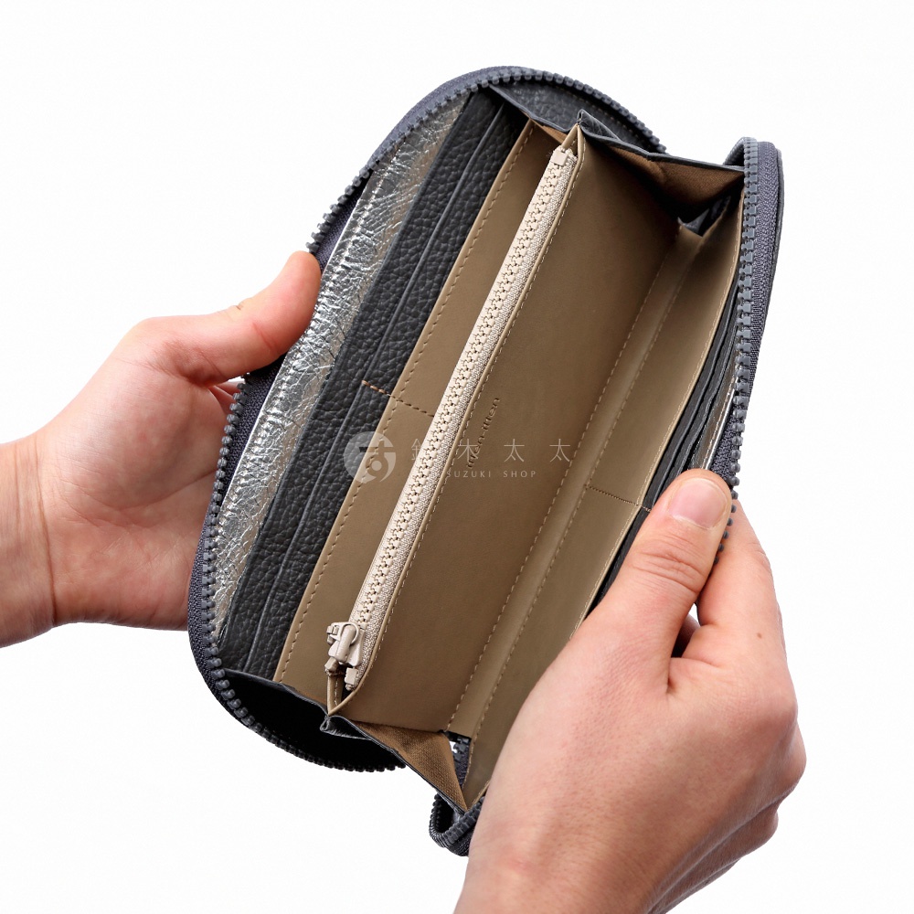 uten-itten BOLLA 義大利皮革圓角長夾，展現內部卡槽和拉鍊隔層，由雙手持握，呈現精緻細節。