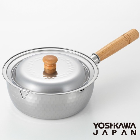 銀色不鏽鋼雪平鍋，帶有木質手柄和同色木質鍋蓋把手，鍋身表面有壓紋，鍋蓋中央有放射狀的壓紋，鍋身側有刻度線。