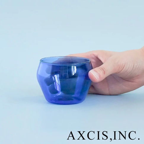 LAGOM 清透復古圓潤玻璃杯，S尺寸，採用深藍色玻璃製成，杯身呈現不規則的圓潤造型，手持感十足。