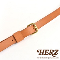 職人手作皮革迷你托特包 T-11 的肩帶細節，由淺棕色皮革製成，配有黃銅色金屬釦環，可調節長度。