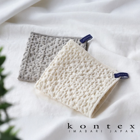 兩條棉麻混紡方巾，一條為淺灰色，另一條為米白色，皆有明顯的鬆餅紋理，並帶有深藍色品牌標籤。