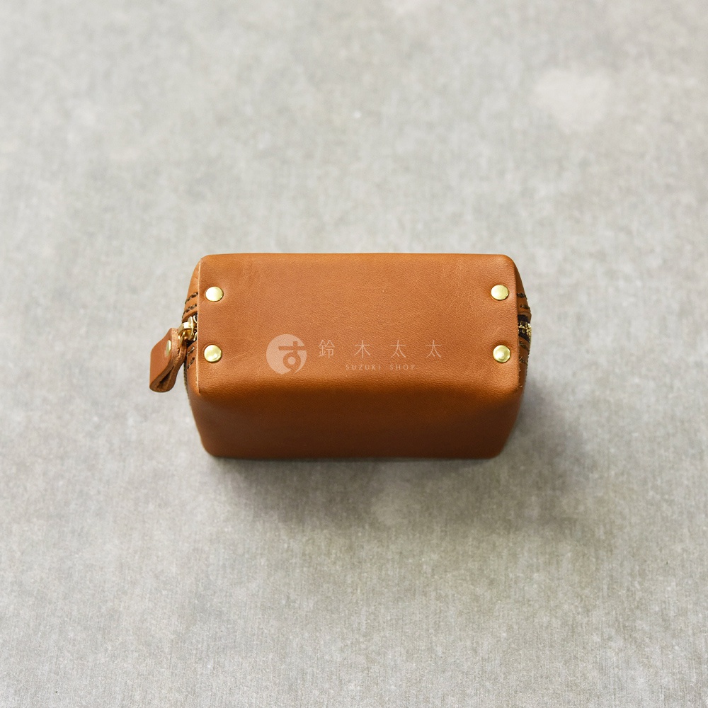 職人手作皮革Organ箱型收納包，採用經典棕色皮革製作，箱型設計簡潔實用，搭配金色拉鍊與鉚釘，質感十足。