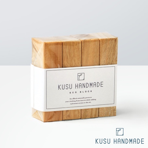 一組淺棕色木條，以透明塑膠膜綑綁，中央貼有白色紙標籤，上面印有「KUSU HANDMADE ECO BLOCK」字樣及英文說明。