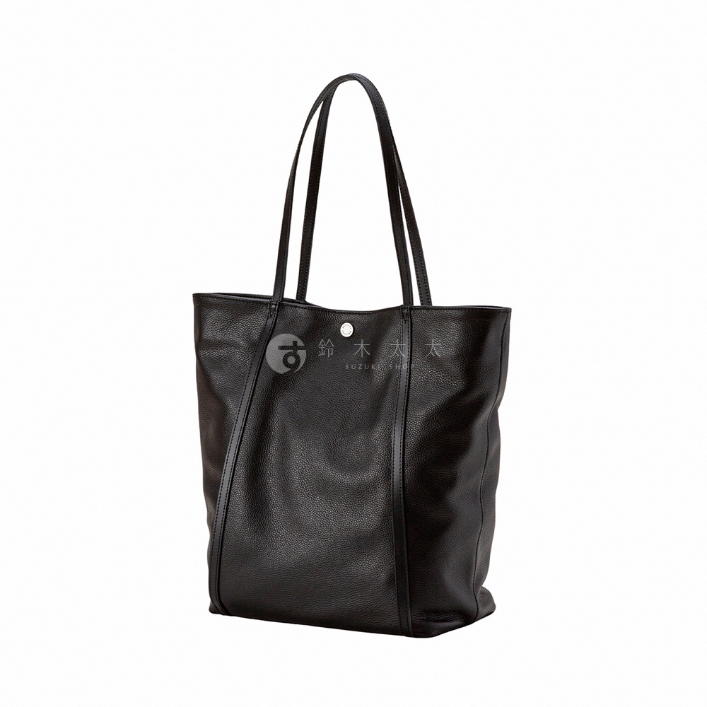 JETTER 大容量肩背托特包，黑色荔枝紋皮革材質，配有兩條長肩帶，包身中央有一個銀色金屬釦。