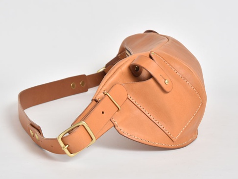 職人手作皮革大容量斜背包，淺棕色，附可調整式肩帶及黃銅色金屬扣環，皮革表面有縫線裝飾。