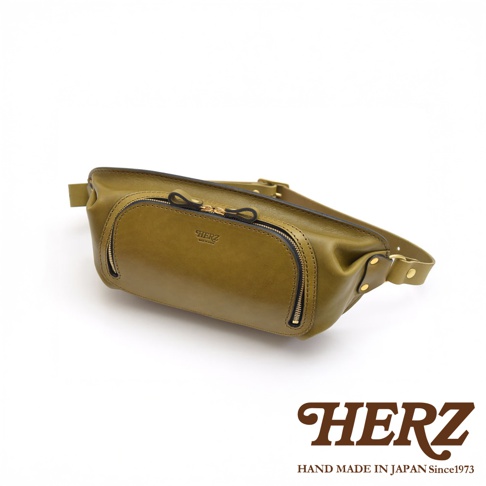 日本 HERZ 職人手作皮革拉鍊旅行斜背包，橄欖綠色 Stare 皮革，側背視角，配有雙拉鍊主袋與 Logo 標誌。