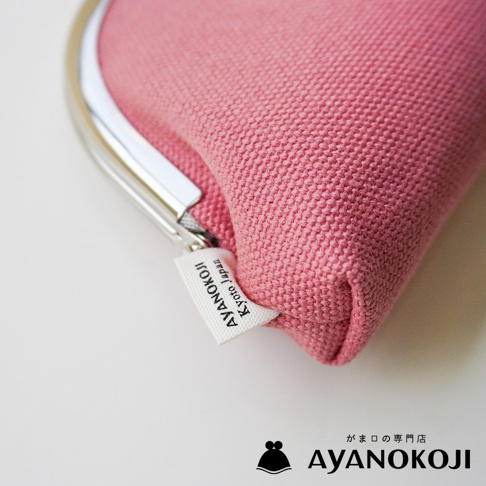 京都職人手作 AYANOKOJI 粉紅色布面口金眼鏡盒，特寫標籤有「Kyoto Japan」字樣。