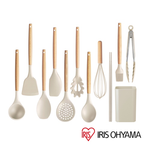 一套包含湯勺、鍋鏟、漏勺、麵勺、打蛋器、夾子、刷子、筷子及收納桶的廚房用具11件組，多數為淺米色矽膠材質，搭配木質手柄，設計簡約。