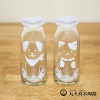 一組兩個透明玻璃牛奶瓶，瓶身飾有白色狗狗和貓咪圖案，附有白色瓶蓋。