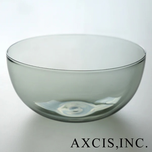 LAGOM 清透復古圓潤點心碗，L尺寸，淺灰色玻璃材質，碗身圓潤，邊緣有細微黑色線條，內部底部有反光。