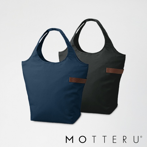 MOTTERU 品牌標誌旁，展示著一個藍色和一個黑色的摺疊保冷托特袋，兩者均帶有棕色皮革細節。