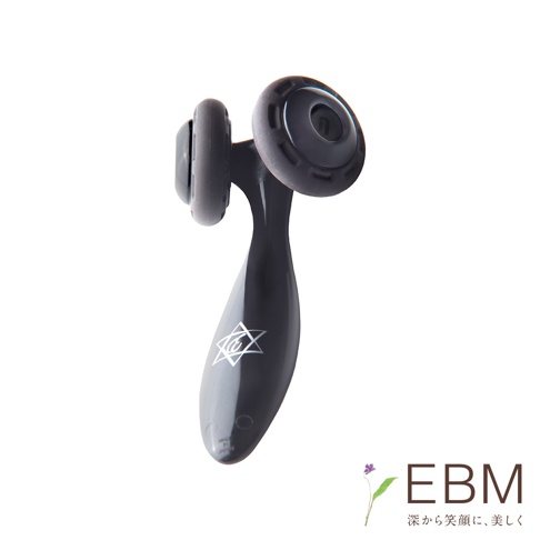 一支深灰色、流線型手柄的遠紅外線美顏滾輪，滾輪部分為深灰色塑膠搭配灰色軟質材質，手柄上印有白色六角星圖案。