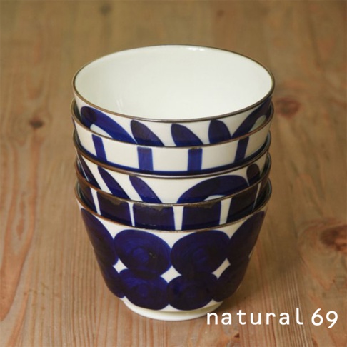 一疊五個白色陶瓷丼碗，碗身外側飾有深藍色葉片或花朵圖案，碗口邊緣有細緻的金屬色澤線條。