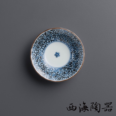 染錦花繪五件式小菜碟，圓形陶瓷材質，中央為白色，飾有藍色小花圖案，外圍則繪有藍色複雜的捲草紋飾。