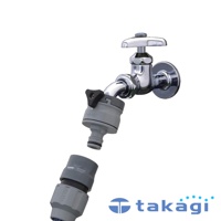 一個銀色金屬水龍頭，連接了一個灰色塑膠轉接頭，下方有一個灰色塑膠快速接頭，準備連接水管。