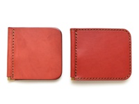 兩個紅色皮革製成的橫式對折鈔票夾，邊緣有縫線和金屬夾。