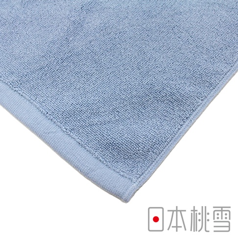 淺藍色毛巾，材質柔軟，質地細膩，邊緣有鎖邊處理，展現簡約設計。