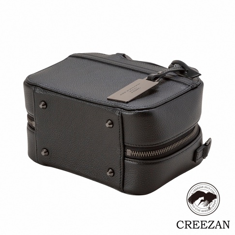 JETTER 迷你箱型包 CJTF-038，黑色荔枝紋皮革，方形箱體結構，配有雙層拉鍊設計，頂部附有金屬吊牌及皮革提把，四角設有金屬鉚釘裝飾。