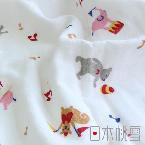 紗布浴巾，白色底布，印有「小小馬戲團」主題圖案，包含粉色大象、灰色小熊、小丑和馬戲團帳篷等彩色卡通圖案，材質輕薄柔軟。