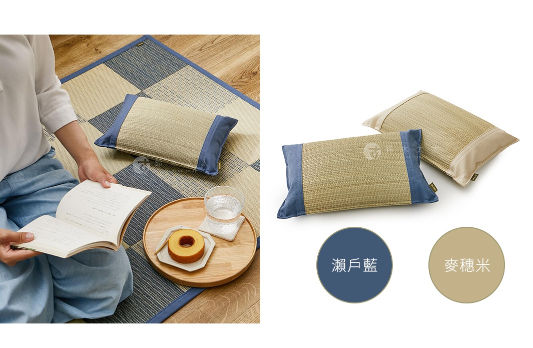藺草編織枕，兩側有深藍色或米色布料拼接，質樸自然，適合居家使用。
