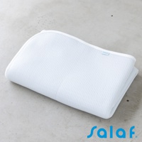 SALAF COOL 極致涼感透氣單人睡墊，白色網狀織物材質，邊緣有白色滾邊。睡墊對折放置於淺灰色水泥地板上，角落處有 SALAF 品牌標籤。