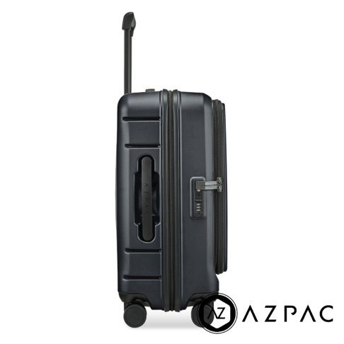 側面視角的深灰色 AZPAC 行李箱，具備伸縮拉桿、側邊提把、TSA 海關密碼鎖以及萬向輪，箱體外觀呈現簡約的條紋凹槽設計。