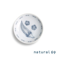 白色陶瓷迷你小碟，印有手繪風格的藍色秋葵圖案，包含一整根秋葵和兩片切片。碟緣點綴著小巧的藍色葉子圖案。