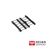 黑桿全功能伸縮縫隙置物架，寬款設計，由金屬材質製成，有層架結構，可伸縮調整寬度。