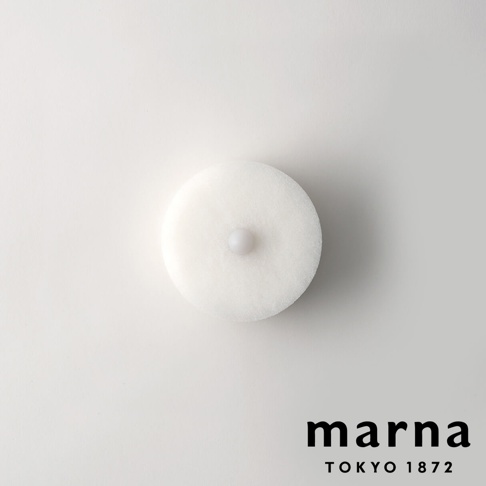 marna TOKYO 1872 白色圓形洗碗海綿，中間有一個白色小圓點，背面有陰影。