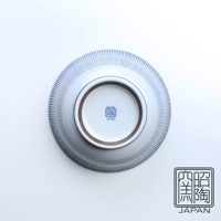 藍染千段十草丼飯碗，碗底有藍色印記，標示「昭和製陶」、「JAPAN」。碗外側有細密的藍色條紋圖案，碗沿處為白色。