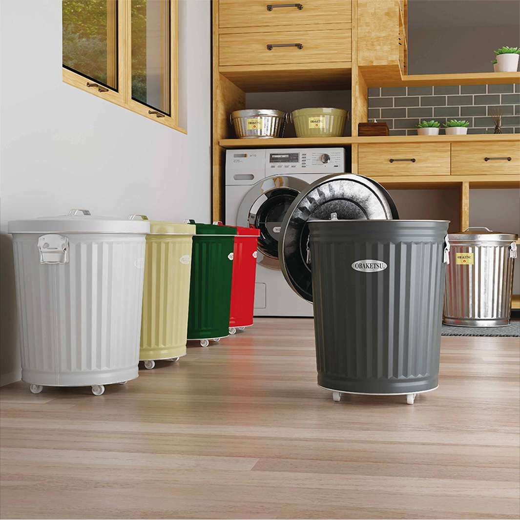 OBAKETSU 手工製附輪垃圾桶，有白色、米黃色、綠色、紅色、灰色及銀色可供選擇，搭配滾輪方便移動，放置在洗衣機旁。
