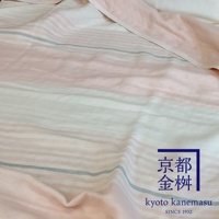粉紅色、白色和灰色條紋的六層紗毯子，右下角有京都金桝的標誌和 since 1932 字樣。