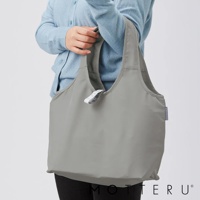 灰色輕時尚摺疊保冷可拆托特袋，材質為尼龍，容量15L。袋子設計簡潔，附有品牌標籤。