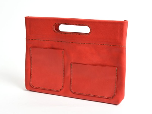紅色皮革橫式收納袋，正面有兩個方形口袋，上方有兩個手把，皮革表面有縫線裝飾。
