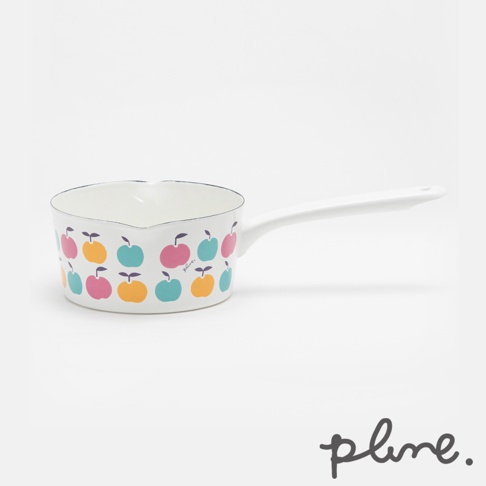 琺瑯單柄牛奶鍋，鍋身飾有粉紅、橘黃、淺藍色調的蘋果圖案，鍋身內側與單柄為白色。