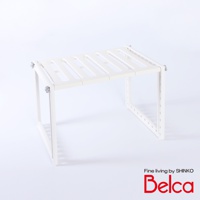 白色塑膠伸縮槽下單層站立收納架，兩側為白色支架，上方有數條白色長條形置物板，中間有長方形鏤空，整體設計簡潔。