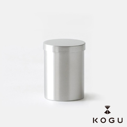 日製18-8不鏽鋼咖啡篩粉器，為銀色圓柱形帶蓋設計，表面光滑，適用於1-4杯咖啡沖泡。