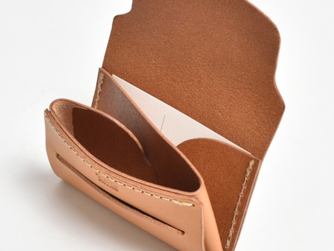 淺棕色皮革迷你卡片收納夾，手工縫製，內有卡片，設計簡潔實用。