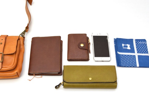 収納物:長財布(WL-1)、ほぼ日手帳(KB-104-S)、キーケース(KE-130-N)、スマートフォン(i-phone6s)、ハンカチ。