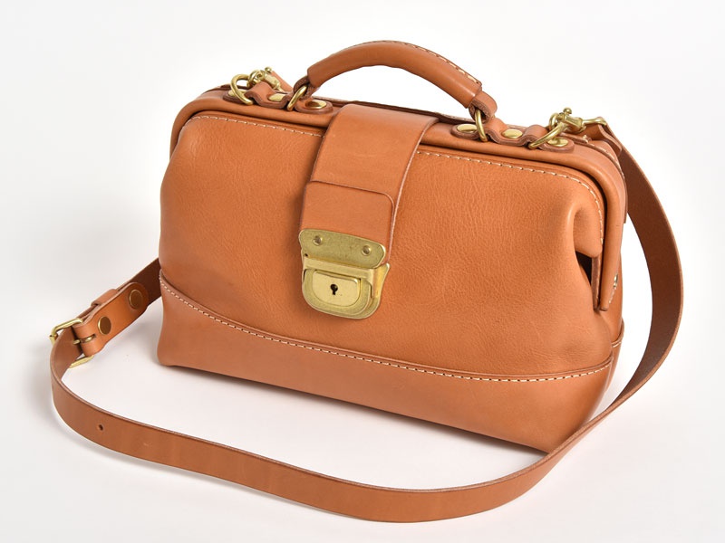 職人手作皮革兩用迷你口金單肩包，淺棕色皮革，配有黃銅色鎖扣和金屬掛鉤，可肩背或手提。