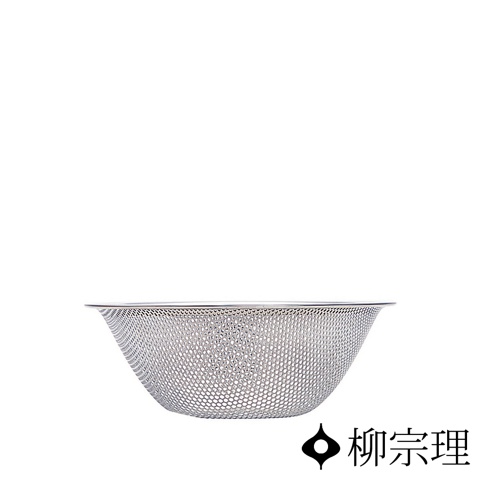 這是一個柳宗理品牌的不鏽鋼瀝水盆，採用銀色金屬網狀設計，半圓弧形的盆體邊緣平整，整體呈現極簡現代的工業風格，右下方印有柳宗理的黑色品牌標誌與漢字名稱。
