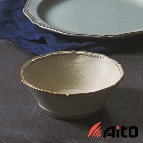 Aito Stitch系列美濃燒金彩浮雕復古湯碗，淡雅色調與精緻紋飾，搭配淺藍色盤，營造日式餐桌美學。