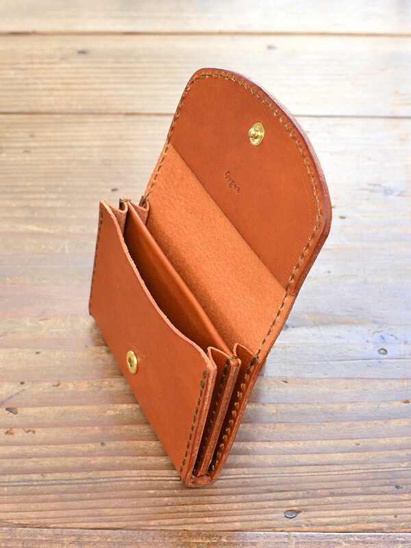 職人手作皮革Organ商務用名片夾，淺棕色牛皮材質，內部有數個隔層，以金色按扣固定。
