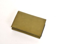 橄欖綠皮革中型雙折短夾，採用職人手作縫線工藝，簡潔的設計展現皮革的自然紋理。