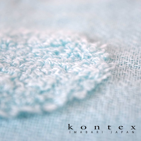 淺藍色無撚紗質地的浴巾，表面有水玉點點圖案，細緻的織紋展現柔軟觸感。