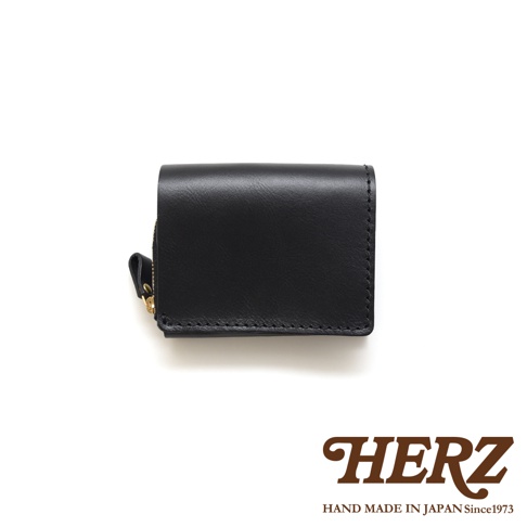 職人手作黑色皮革小型雙折短夾，附有金色拉鍊，車線整齊，整體風格簡約。