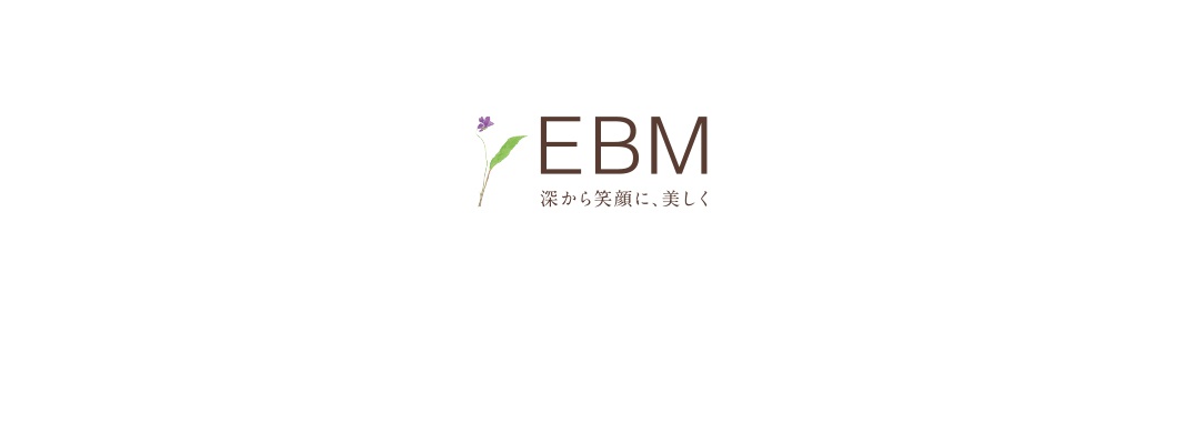 品牌標誌EBM，搭配紫色小花與綠色葉子，下方有日文文字「深から笑顔に、美しく」。